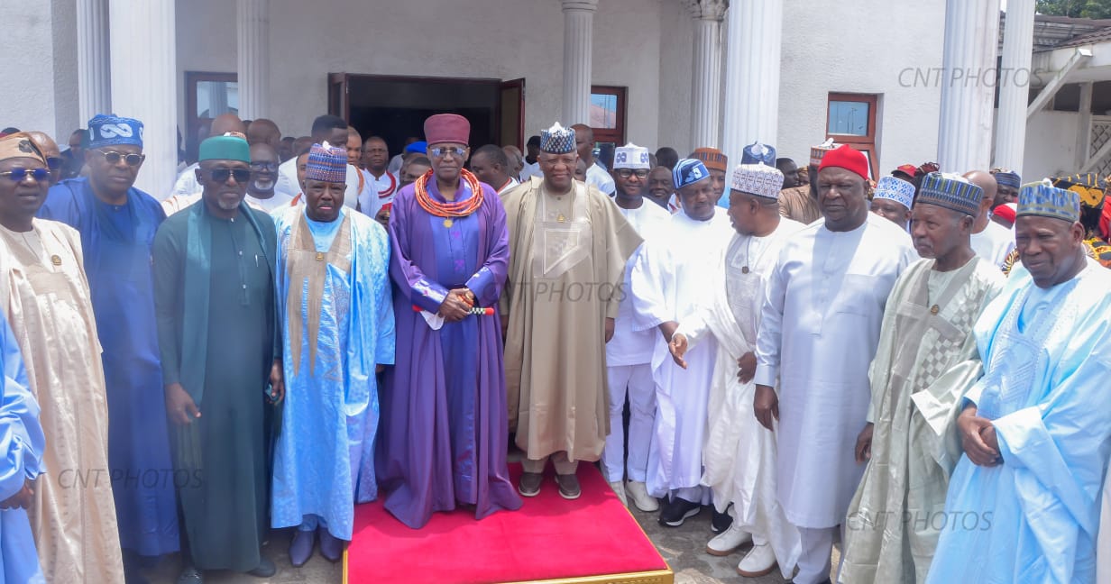 His Royal Majesty in a group photograph with the presidential campaign council during their visit to the palace in Benin City 1