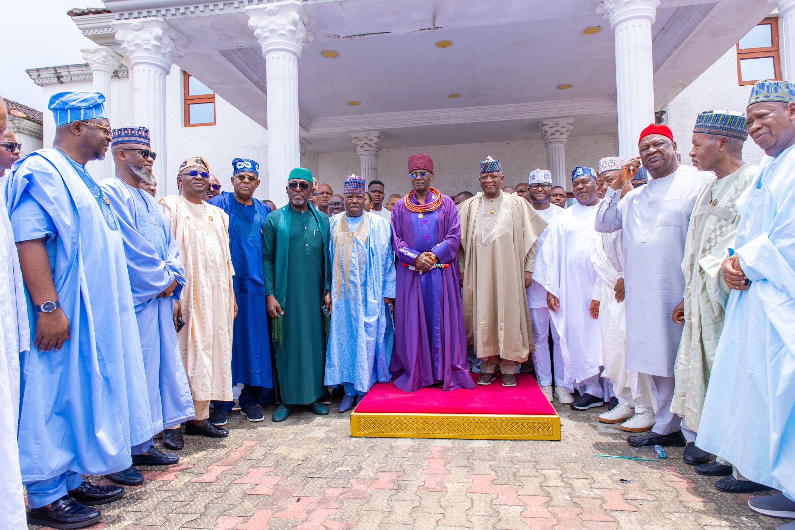His Royal Majesty in a group photograph with the presidential campaign council during their visit to the palace in Benin City 9